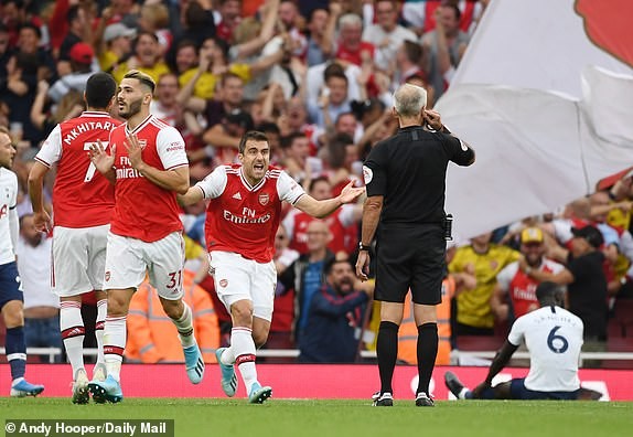VAR 'lên tiếng', Arsenal chia điểm với Tottenham - ảnh 15