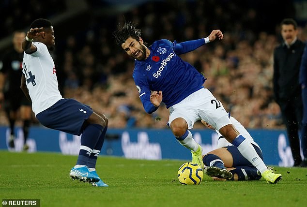 Tiền đạo Hàn Quốc trả đũa khiến sao Everton gãy gập chân Tien dao Han Quoc tra dua khien sao Everton gay gap chan