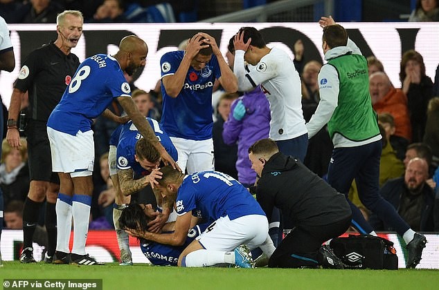 Tiền đạo Hàn Quốc trả đũa khiến sao Everton gãy gập chân Tien dao Han Quoc tra dua khien sao Everton gay gap chan