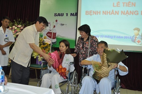 Cảm động lễ ra viện cho hai bệnh nhân 'từ cõi chết trở về' - ảnh 1