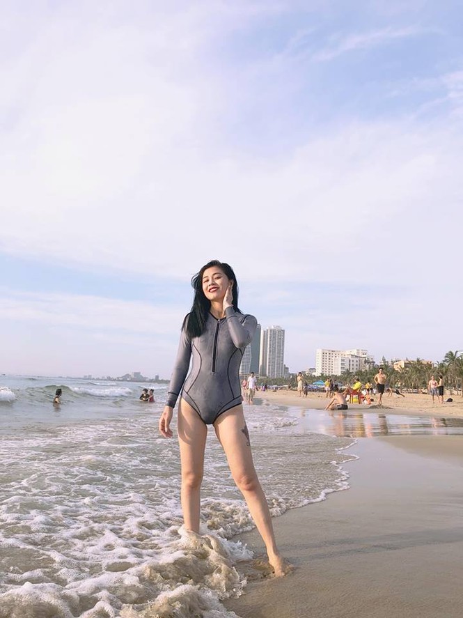 MC Hoàng Linh khoe body gợi cảm với hình xăm bông hồng 'khủng' ở đùi - ảnh 4