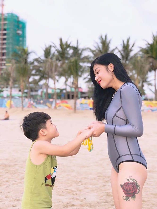 MC Hoàng Linh khoe body gợi cảm với hình xăm bông hồng 'khủng' ở đùi - ảnh 5