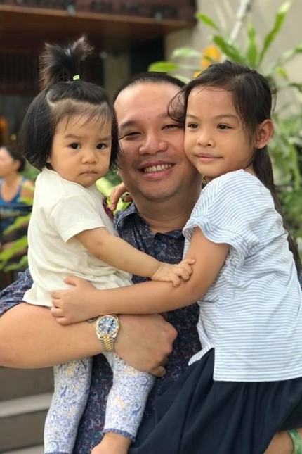 Cùng năm, cả hai đối diện với nhiều thông tin trục trặc trong hôn nhân bởi thời gian đó, trang cá nhân của Phạm Quỳnh Anh và Quang Huy hoàn toàn vắng bóng đối phương. Bởi họ chỉ chia sẻ về công việc và hình ảnh hai con.