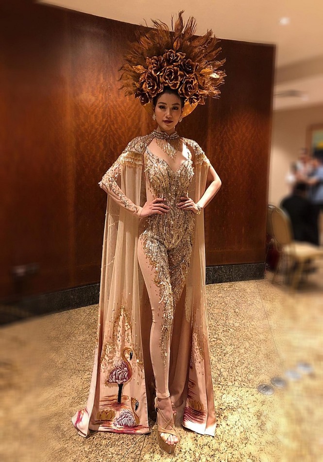 Tại phần thi trang phục dân tộc, Phương Khánh xuất sắc giành được huy chương vàng cùng với 4 đại diện của khu vực khác.