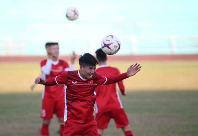 Tuyển Việt Nam đến sớm hơn một ngày so với lịch nên Ban tổ chức AFF Cup không bố trí an ninh tại sân. Sân Anouvong do vậy không thể đóng cửa, và người dân tự do vào tập thể dục.