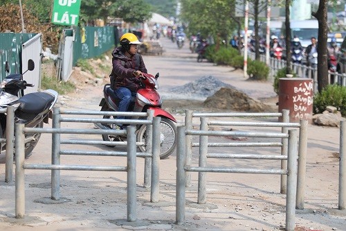 Hà Nội lập rào chắn ngăn dòng người đi xe máy lên vỉa hè - ảnh 2
