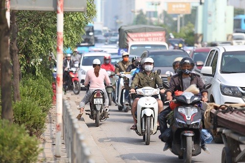 Hà Nội lập rào chắn ngăn dòng người đi xe máy lên vỉa hè - ảnh 3