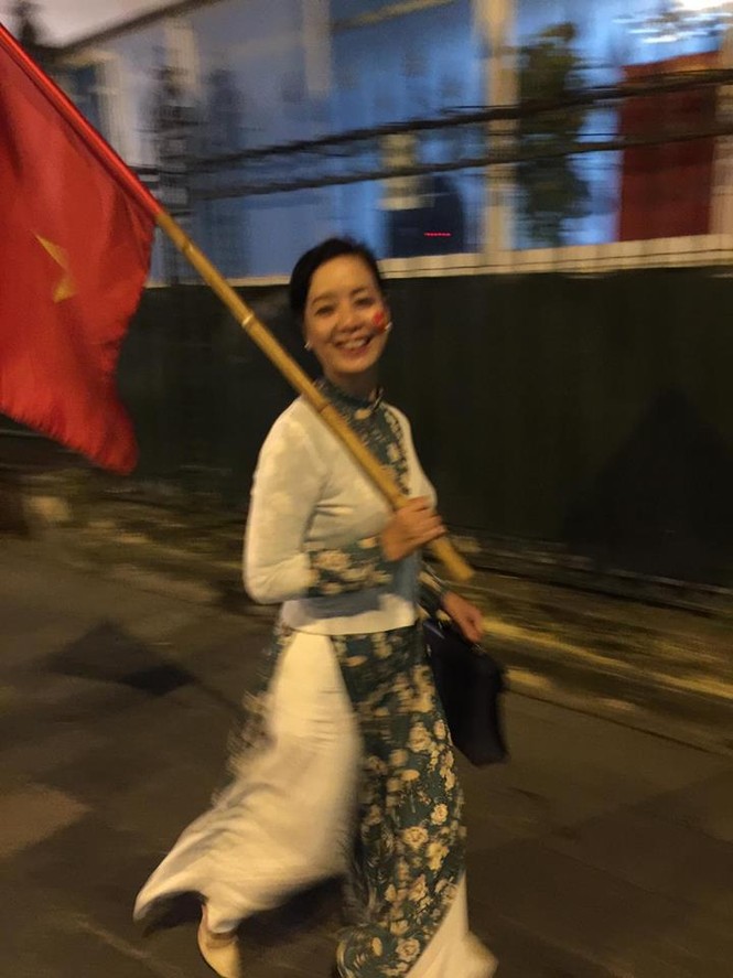 Nghệ sĩ Chiều Xuân vác cờ đi 'bão' ăn mừng bóng đá gây sốt - ảnh 2