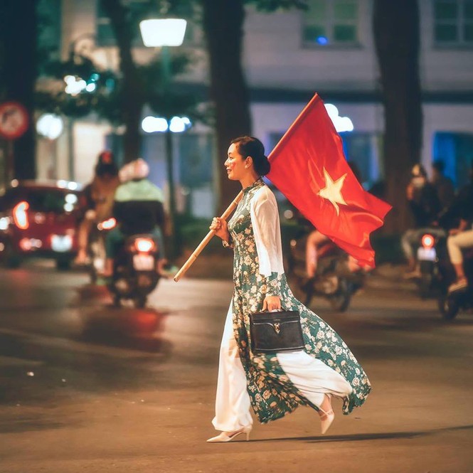 Nghệ sĩ Chiều Xuân vác cờ đi 'bão' ăn mừng bóng đá gây sốt - ảnh 1