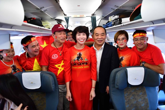 Sáng nay (11/12), các cổ động viên (CĐV) đã có mặt tại sân bay Nội Bài, Đà Nẵng và Tân Sơn Nhất để làm thủ tục lên 6 chuyến bay của Vietnam Airlines sang Malaysia cổ vũ cho đội tuyển Việt Nam tại trận Chung kết lượt đi AFF Cup 2018. Trong hình, tân chủ tịch VFF, ông Lê Khánh Hải chụp hình cùng các CĐV trên chuyến bay sang Kuala Lumpur để “tiếp lửa” cho thầy trò huấn luyện viên Park Hang Seo