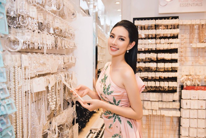 Thùy Tiên vào ngày 11/12 vừa qua đã xuất hiện ấn tượng với chiếc đầm cocktail màu hồng của NTK Nguyễn Minh Tuấn cùng chi tiết đính kết đắt giá trong một sự kiện diễn ra tại TP. Hồ Chí Minh.