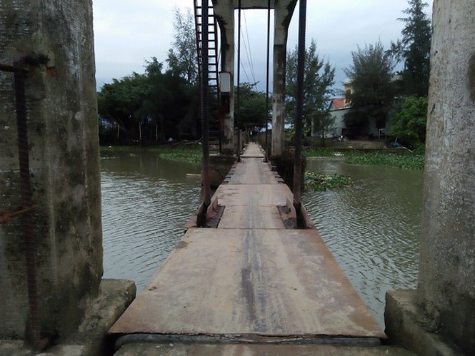 Run bần bật khi đi qua 'cầu vĩnh biệt' - ảnh 1