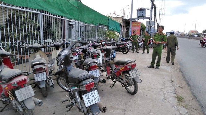 Tạm giữ 90 xe máy trong kho của tiệm cầm đồ ở Tiền Giang - ảnh 2