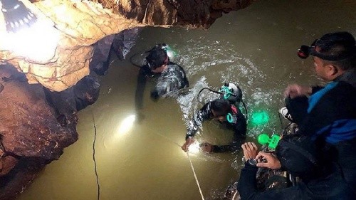 Đội bóng Thái Lan bị còng tay, uống thuốc an thần khi được giải cứu - ảnh 1