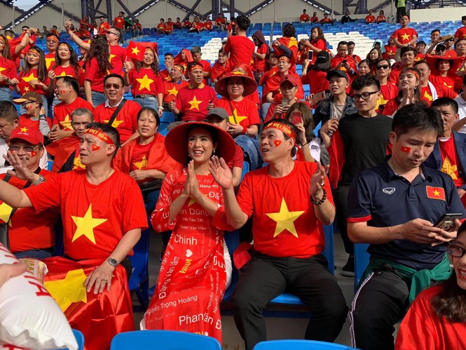 Hoa hậu Ngọc Hân mặc áo dài rạng rỡ trên khán đài cổ vũ tuyển Việt Nam - ảnh 3