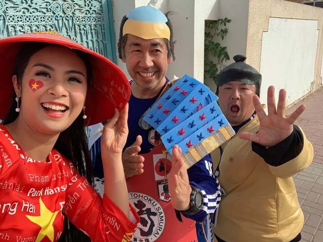 Hoa hậu Ngọc Hân mặc áo dài rạng rỡ trên khán đài cổ vũ tuyển Việt Nam - ảnh 4