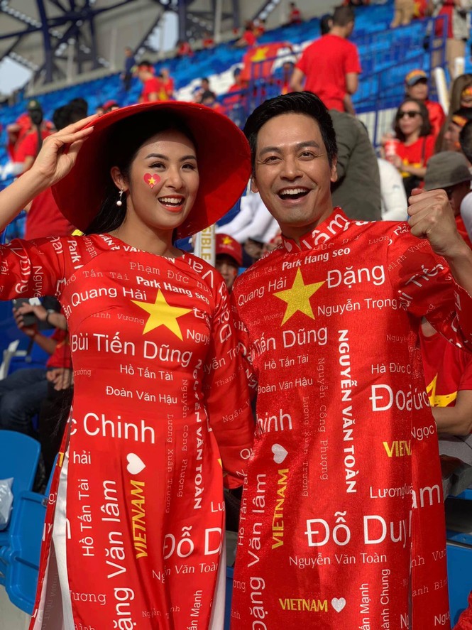 Hoa hậu Ngọc Hân mặc áo dài rạng rỡ trên khán đài cổ vũ tuyển Việt Nam - ảnh 7