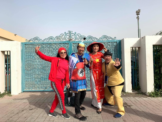 Hoa hậu Ngọc Hân mặc áo dài rạng rỡ trên khán đài cổ vũ tuyển Việt Nam - ảnh 13
