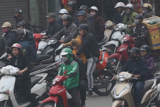 'Ngạt thở' với giao thông Hà Nội những ngày cận Tết - ảnh 3