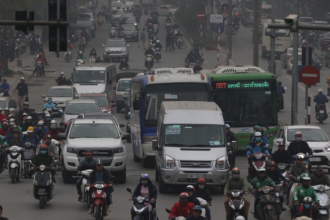 'Ngạt thở' với giao thông Hà Nội những ngày cận Tết - ảnh 7