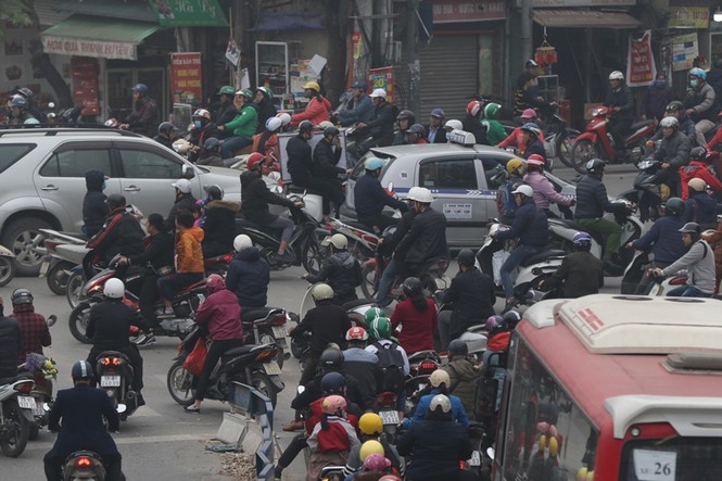 'Ngạt thở' với giao thông Hà Nội những ngày cận Tết - ảnh 8