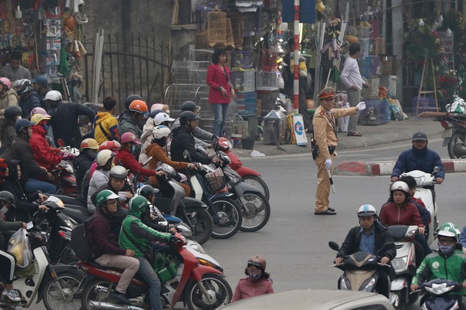 'Ngạt thở' với giao thông Hà Nội những ngày cận Tết - ảnh 5