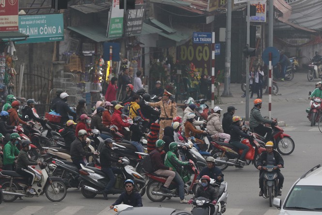 'Ngạt thở' với giao thông Hà Nội những ngày cận Tết - ảnh 6