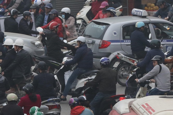 'Ngạt thở' với giao thông Hà Nội những ngày cận Tết - ảnh 10