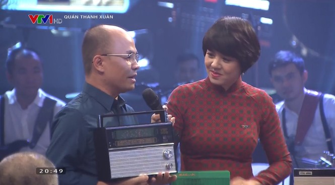 Các nghệ sĩ xúc động 'tìm lại thanh xuân' qua những chiếc đài cũ - ảnh 2