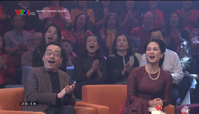 Các nghệ sĩ xúc động 'tìm lại thanh xuân' qua những chiếc đài cũ - ảnh 5