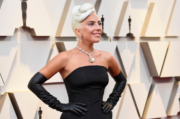 Lady Gaga bật khóc khi nhận giải Oscar đầu tiên sau 2 năm lỡ hẹn - ảnh 1