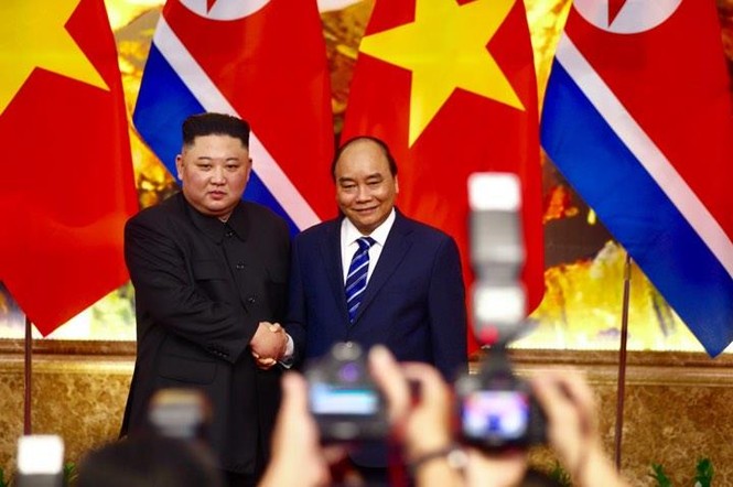 Sau cuộc hội đàm với Tổng bí thư, Chủ tịch nước Nguyễn Phú Trọng, nhà lãnh đạo Kim Jong Un di chuyển sang Trụ sở Văn phòng Chính phủ. Thủ tướng Nguyễn Xuân Phúc hội kiến với nhà lãnh đạo Triều Tiên tại đây (Ảnh: Như Ý).