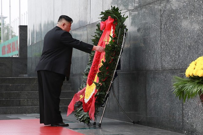 Ông Kim Jong Un viếng Đài liệt sĩ và Lăng Chủ tịch Hồ Chí Minh - ảnh 6
