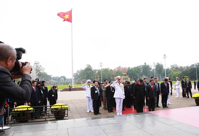 Ông Kim Jong Un viếng Đài liệt sĩ và Lăng Chủ tịch Hồ Chí Minh - ảnh 7