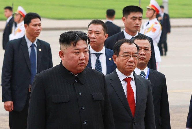 Ông Kim Jong Un viếng Đài liệt sĩ và Lăng Chủ tịch Hồ Chí Minh - ảnh 8