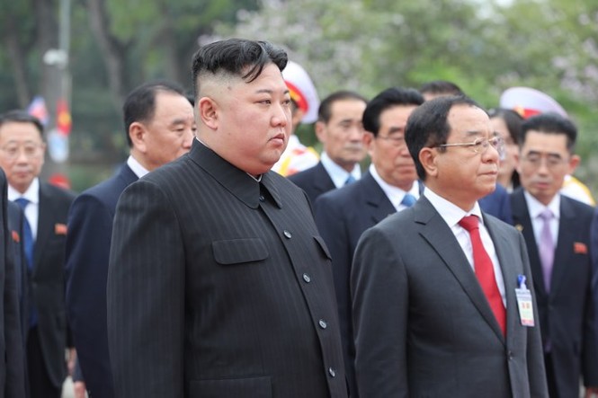 Ông Kim Jong Un viếng Đài liệt sĩ và Lăng Chủ tịch Hồ Chí Minh - ảnh 2