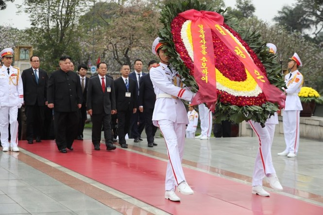 Ông Kim Jong Un viếng Đài liệt sĩ và Lăng Chủ tịch Hồ Chí Minh - ảnh 3