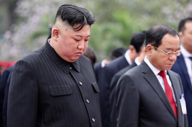 Ông Kim Jong Un viếng Đài liệt sĩ và Lăng Chủ tịch Hồ Chí Minh - ảnh 4