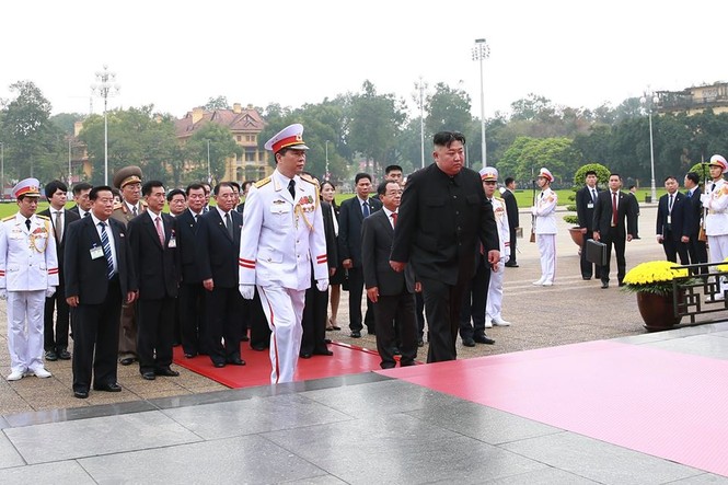 Ông Kim Jong Un viếng Đài liệt sĩ và Lăng Chủ tịch Hồ Chí Minh - ảnh 5