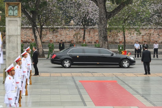 Ông Kim Jong Un viếng Đài liệt sĩ và Lăng Chủ tịch Hồ Chí Minh - ảnh 1