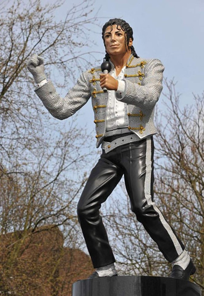 Tượng Michael Jackson bị di dời, làn sóng tẩy chay khắp nơi sau phim tố ấu dâm - ảnh 3
