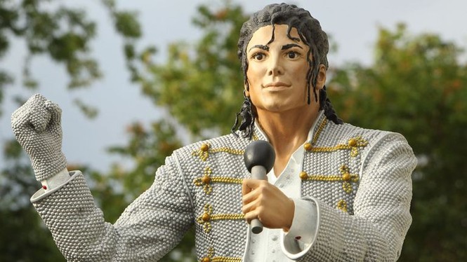 Tượng Michael Jackson bị di dời, làn sóng tẩy chay khắp nơi sau phim tố ấu dâm - ảnh 2