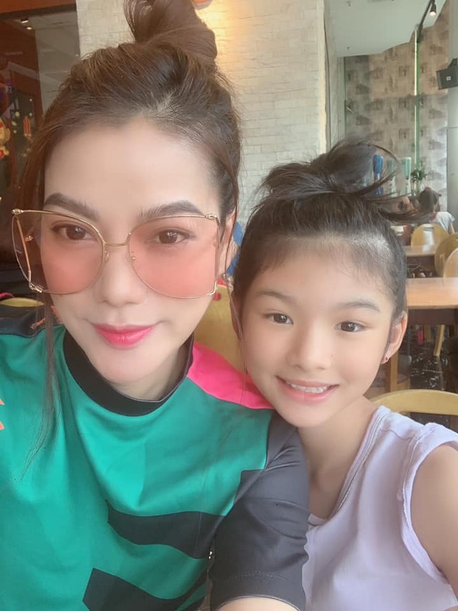 Con gái Trương Ngọc Ánh và Trần Bảo Sơn xinh đẹp, thần thái khác biệt - ảnh 1