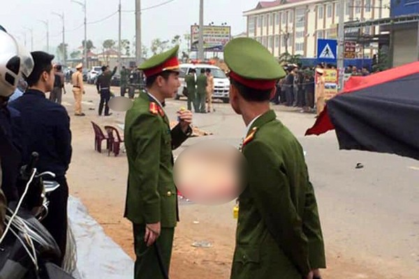 Hãi hùng hiện trường xe khách đâm chết ít nhất 7 người đi đưa tang ở Vĩnh Phúc - ảnh 4