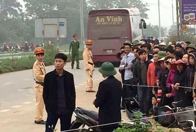 Hãi hùng hiện trường xe khách đâm chết ít nhất 7 người đi đưa tang ở Vĩnh Phúc - ảnh 5