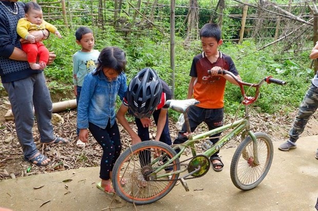 Chiếc xe đạp của ‘cậu bé Sơn La’ được trả giá 103 triệu đồng - ảnh 1