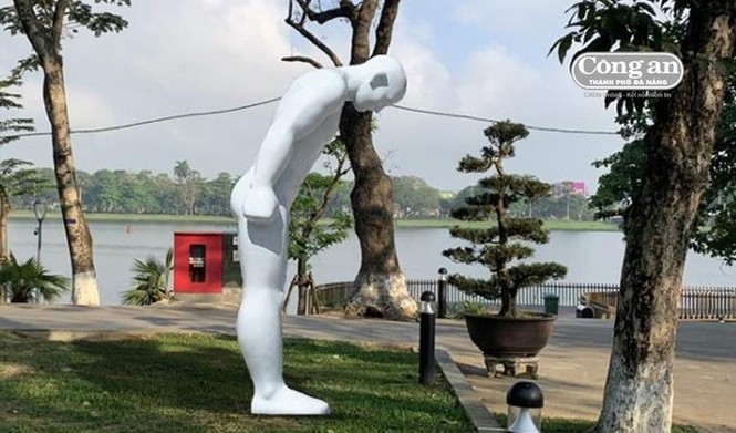 Tranh luận việc đặt địa điểm tượng 'Người đàn ông cúi chào' ở Huế - ảnh 1