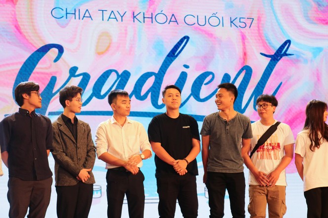 ‘Bữa tiệc’ chia tay cuối đầy cảm xúc của đại học Kinh tế Quốc dân - ảnh 1