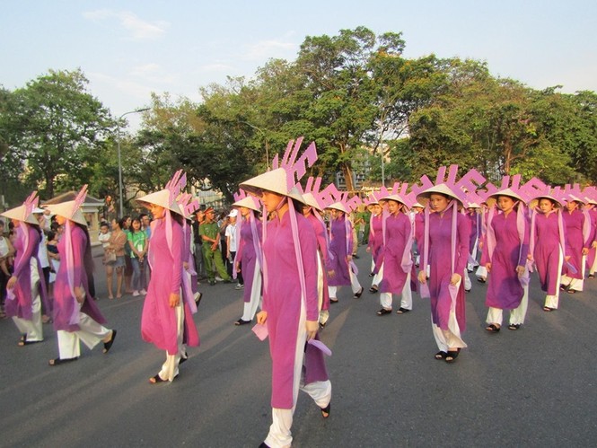 Xung quanh chuyện nón Huế bị 'cắm sừng' - ảnh 1
