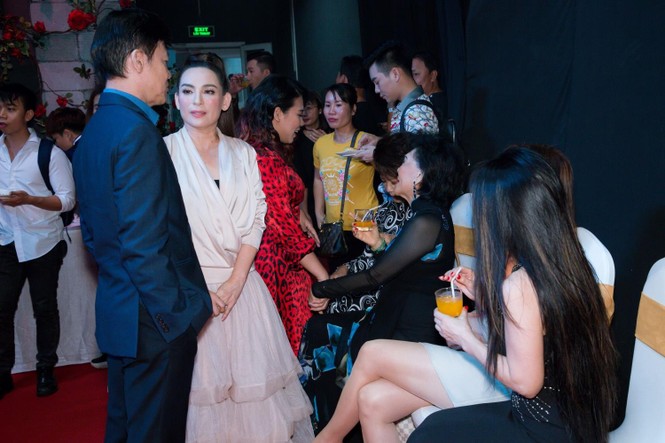 Phi Nhung bất ngờ đứng chung sân khấu với danh ca khiến cô từng 'thề độc' - ảnh 1